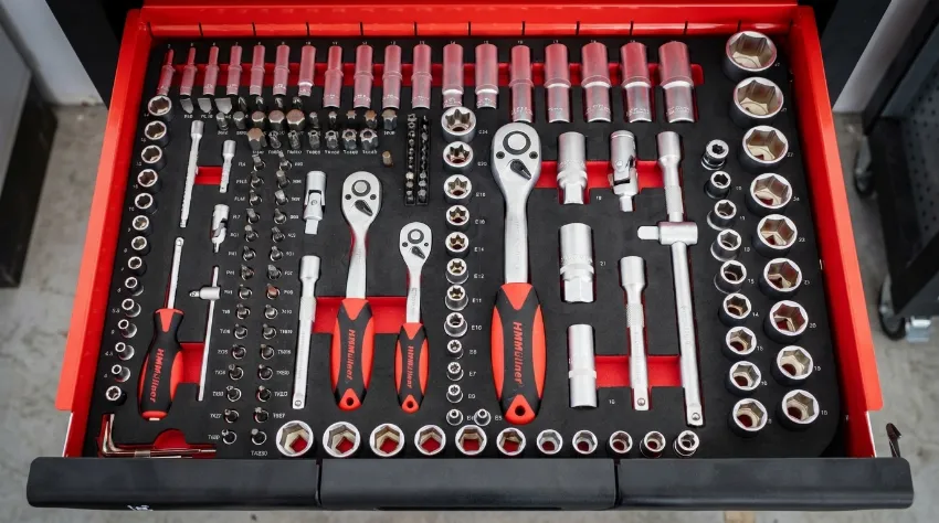 Odprt predal z organiziranim orodjem v penastih vložkih